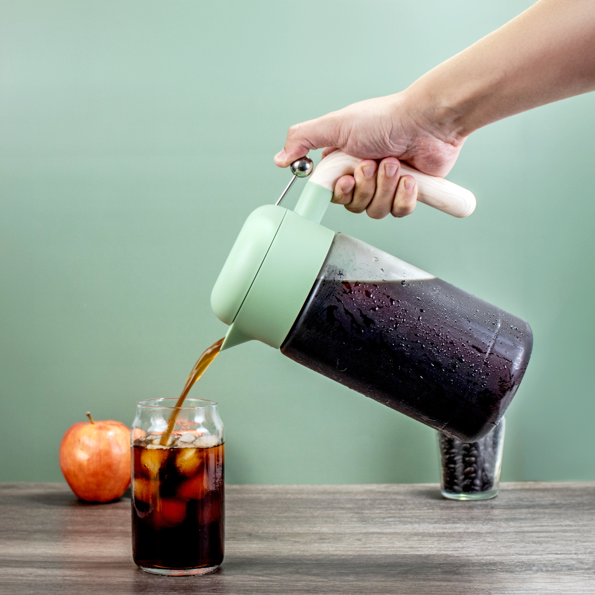 Pastel green Lafeeca Essence cold-brew pitcher with easy-pour lid